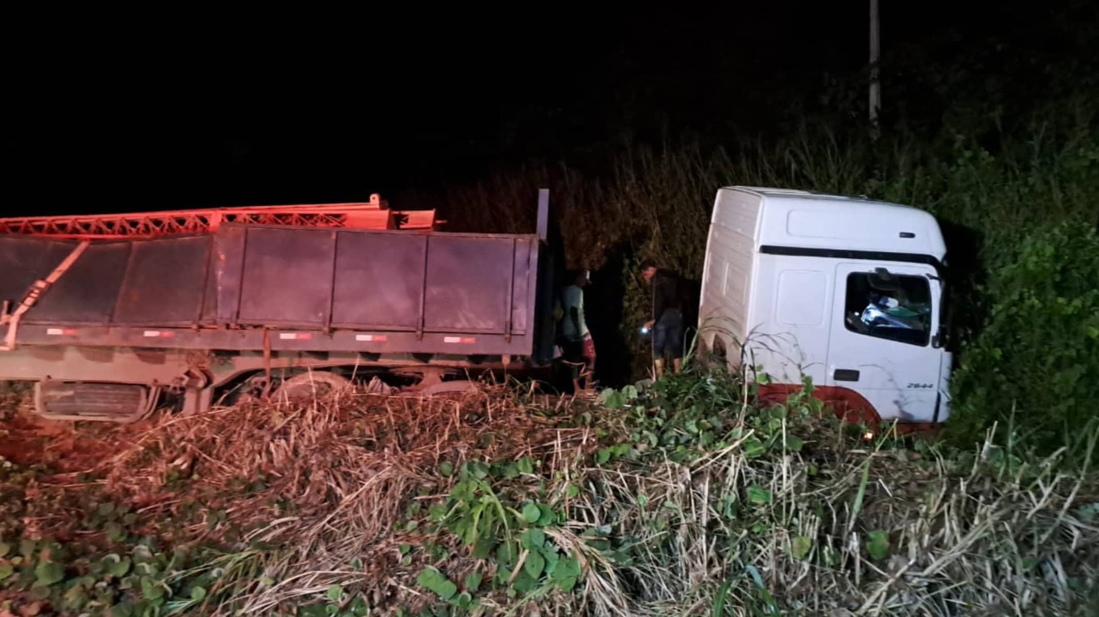 Motorista de carreta que saiu de Cruzeiro do Sul com destino ao Mato Grosso sofre acidente na BR-364
