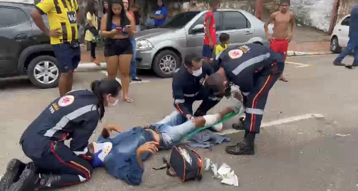 Colisão entre carro e moto deixa homem gravemente ferido