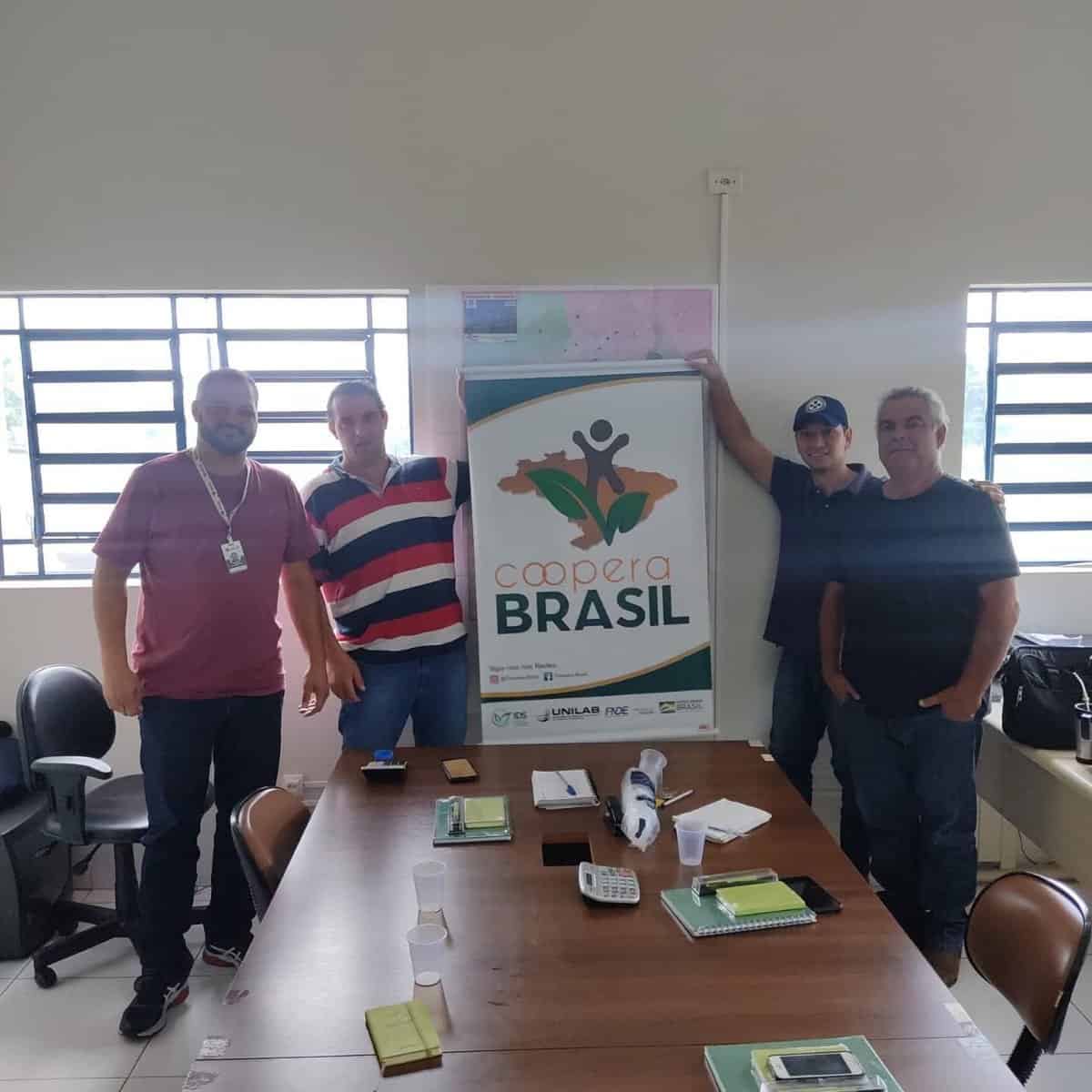 Deborah Secco aposta em biquíni estampado para banho de mar com marido