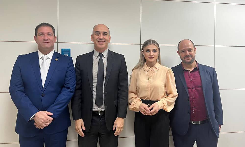 Da esquerda para a direita: o titular da Sehurb, Egleuson Santiago; o secretário Nacional de Habitação, Hailton Madureira; a assessora jurídica da Sehurb, Daiana Dellagostin; e o chefe do Departamento de Habitação da Sehurb, Leonardo Neder. Foto: cedida