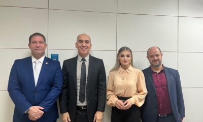 Da esquerda para a direita: o titular da Sehurb, Egleuson Santiago; o secretário Nacional de Habitação, Hailton Madureira; a assessora jurídica da Sehurb, Daiana Dellagostin; e o chefe do Departamento de Habitação da Sehurb, Leonardo Neder. Foto: cedida