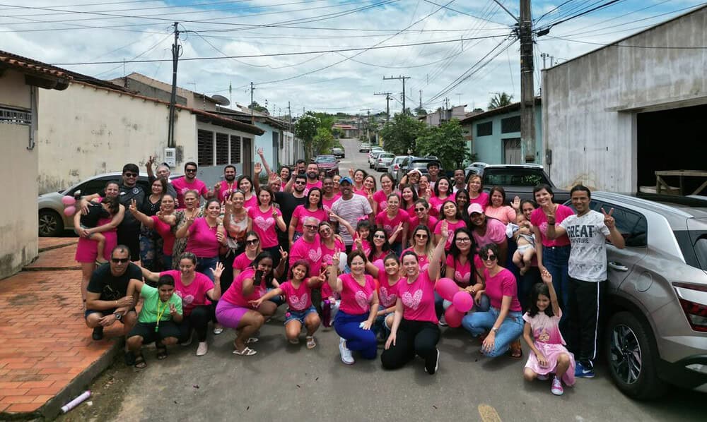 Após a carreata pela cidade, Ítala, os amigos e familiares se reuniram em frente à casa da sua mãe (Foto: Cedida)