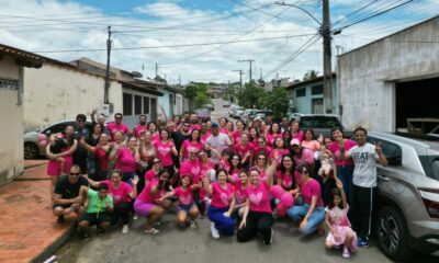 WhatsApp-Image-2023-02-24-at-15.20.39-1-e1677276466156-1140×747 Após a carreata pela cidade, Ítala, os amigos e familiares se reuniram em frente à casa da sua mãe (Foto: Cedida)