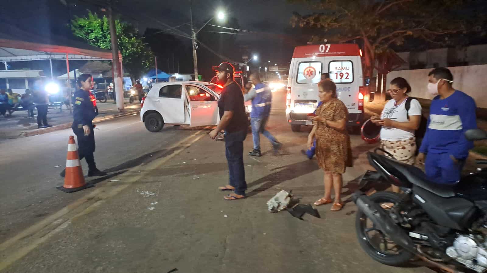 Motociclista fica ferido após colisão com carro em frente à UPA da Baixada da Sobral