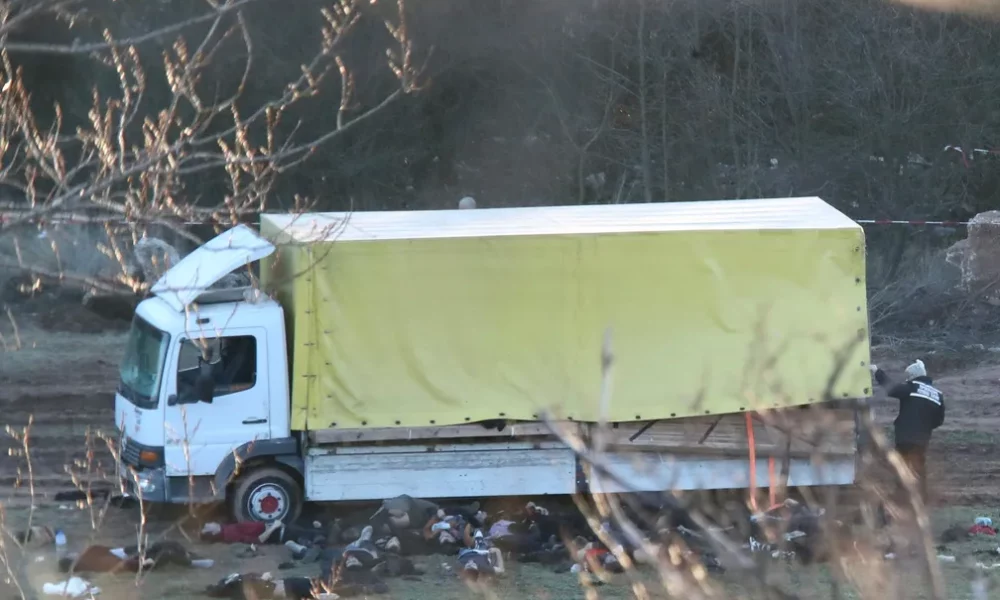 Caminhã encontrado polícia de Sofia, na Bulgaria, com corpos de pessoas que, segundo o governo, eram migrantes ilegais, em 17 de fevereiro de 2023. — Foto: Dimitar Kyosemarliev/ Reuters