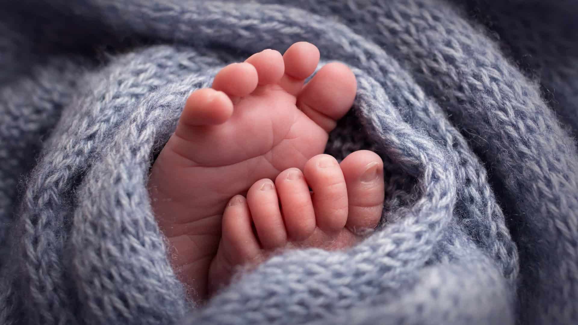 Bebê de 27 dias morre após ser abusada; pai é preso