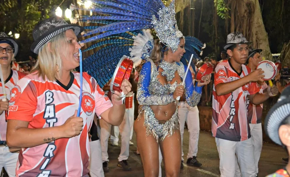 sambase Bateria do bloco Sambase se apresentou nesta terça-feira (9) de Carnaval — Foto: Iryá Rodrigues/G1