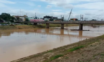 Mesmo com chuvas acima do esperado, nível do Rio Acre segue em vazante em Rio Branco — Foto: Murilo Lima/Rede Amazônica AcreMesmo já tendo chovido quase 50% a mais do esperado para todo o mês de fevereiro, o nível do Rio Acre segue em vazante e está abaixo dos 10 metros em Rio Branco. Segundo dados da Defesa Civil Municipal, o manancial marcou 9,80 metros nesta terça-feira (21), são 29 centímetros a menos do que o registro às 6h dessa segunda-feira (20).Nos 20 primeiros dias de janeiro choveu um acumulado de 444 milímetros na capital acreana, sendo que o esperado para todo o mês era de 299 mm. Ou seja, são 48,5% a mais do que a previsão inicial.“Esse cenário é justamente porque viemos de um período seco. Estamos com uma oscilação de que em um mês chove bastante e no outro mês chove pouco, deixando um deficit hídrico. Em janeiro, choveu abaixo do que era esperado, agora fevereiro está acima da média. Ao longo da bacia do Rio Acre tem acontecido muita chuva, porém de uma maneira que é possível que a vazão supere a água que entra no rio”, informou o coordenador da Defesa Civil de Rio Branco, tenente-coronel Cláudio Falcão.Leia também:Defesa Civil segue em atendimento a bairros atingidos por enxurrada em Rio Branco; cerca de 500 casas foram afetadas
Apesar da vazante do rio, o órgão segue em monitoramento. “Estamos com a mesma cota do ano passado e no ano passado houve transbordamento. Outra coisa é que o mês de março tem mais incidência de inundação do que fevereiro. Por isso, só podemos dizer que estaremos fora de um risco de inundação quando terminar o mês de março.”No último sábado (18), somente em três horas foram registrados 96,8 milímetros de chuva, com ventos que chegaram a 40 quilômetros por hora. A tempestade causou alagamentos, quedas de árvores e transtornos em, pelo menos, 20 bairros da capital. Cerca de 500 casas foram atingidas pela enxurrada."Temos em torno de 60 ocorrências, dentre essas, parte foram concluídas e parte seguem em andamento nesta terça-feira [21] e outras estão pendentes. Essas ocorrências foram de alagamentos, quedas de árvores e de muros. Estamos fazendo vistoria em edificações que ficaram comprometidas e avaliação de risco no geral", disse o coordenador.￼
Acre está sob alerta de chuvas intensas, aponta Inmet — Foto: Reprodução/InmetAlerta de temporal
O Instituto Nacional de Meteorologia (Inmet) emitiu um novo alerta amarelo de chuvas intensas para todo o estado do Acre, com validade até às 10h desta quarta-feira (22).A previsão é de chuva entre 20 e 30 mm/h ou 50 milímetros no dia, com ventos intensos de 40 a 60 quilômetros por hora. É baixo o risco de corte de energia elétrica, queda de galhos de árvores, alagamentos e de descargas elétricas não são descartados.Instruções:Em caso de rajadas de vento: (não se abrigue debaixo de árvores, pois há leve risco de queda e descargas elétricas e não estacione veículos próximos a torres de transmissão e placas de propaganda).
Evite usar aparelhos eletrônicos ligados à tomada.
Obtenha mais informações junto à Defesa Civil (telefone 199) e ao Corpo de Bombeiros (telefone 193).
￼
Reveja os telejornais do Acre
50 vídeos
￼
￼
￼
RIO BRANCO
Comentários
Seja o primeiro a comentar!
Acesse sua Conta Globo e participe da conversa
￼ Clique aqui para fazer login
Veja também￼
G1 SPCorrenteza arrasta foliões e banheiros químicos em São PauloCorrenteza arrasta foliões e banheiros químicos em São Paulo21 de fev de 2023 às 06:47
Próximo
Mais do G1
Governador de SP diz que trechos da Rio-Santos podem não existir mais: 'a gente não sabe o que sobrou da rodovia'
Tarcísio de Freitas afirmou nesta segunda (20) que rodovia tem mais de dez pontos de bloqueio. Em alguns trechos, volume de terra é tão grande que gestão estadual acredita que rodovia tenha sido 'arrastada junto'.
￼
3 minSão Paulo
Surfista é atacado por tubarão em Olinda; vídeo mostra socorro
Com ferimentos graves na perna, André Luz Gomes, de 32 anos, foi levado para o Hospital da Res