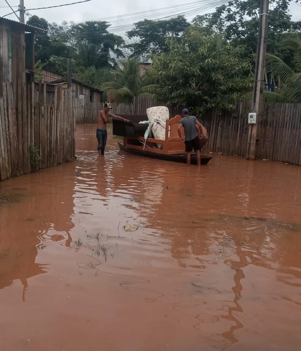 Moradores começaram a sair de casa na região da Sapolândia por conta da chuva — Foto: Arquivo pessoal