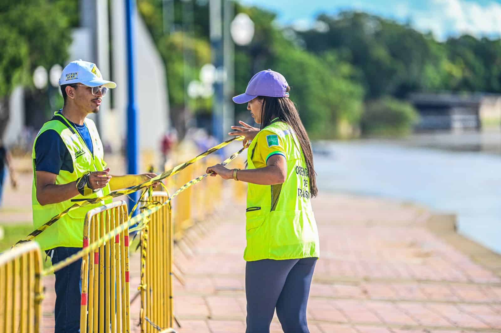 Detran faz contenção na Gameleira para evitar acidentes na área alagada