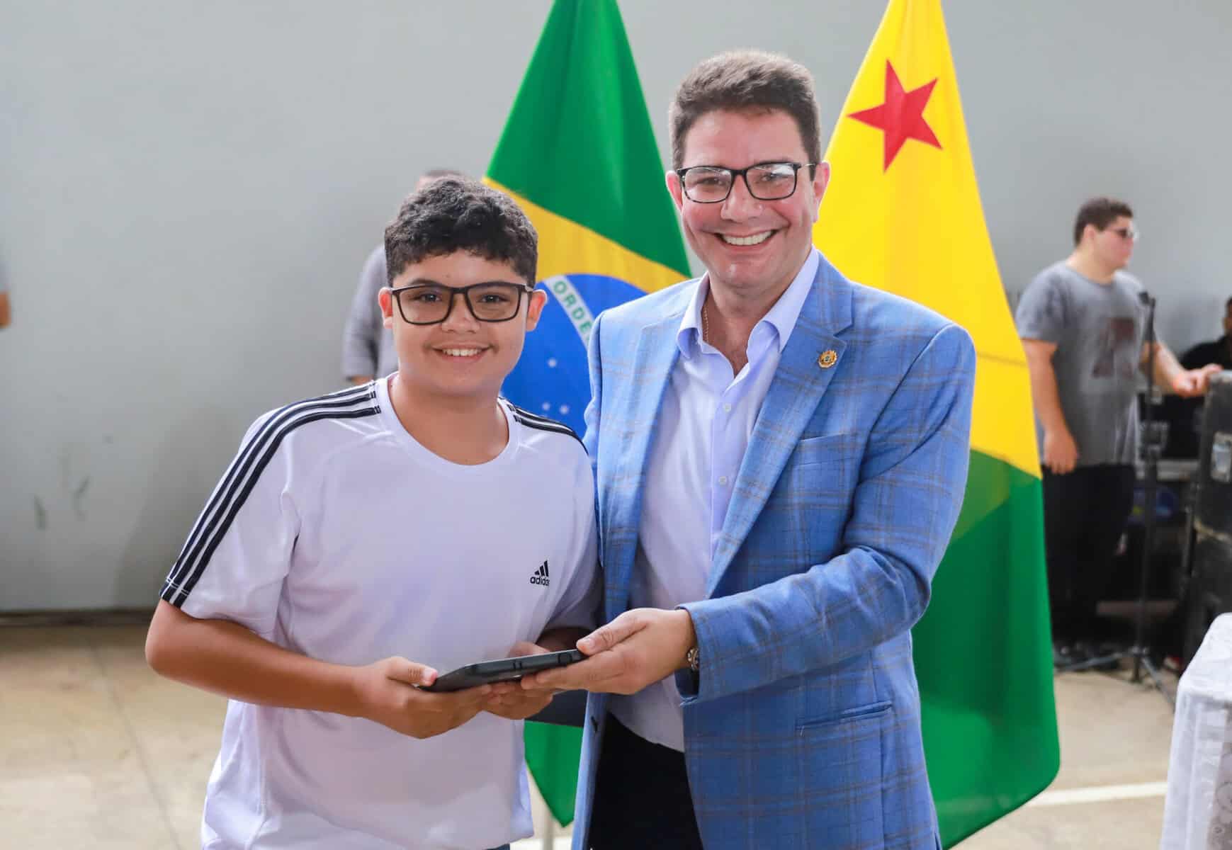 Gladson entrega tablets, material didático e equipamentos de laboratório