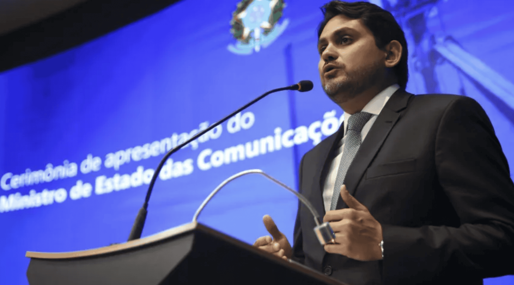 Lula sinaliza resistência a afastamento de ministro neste momento