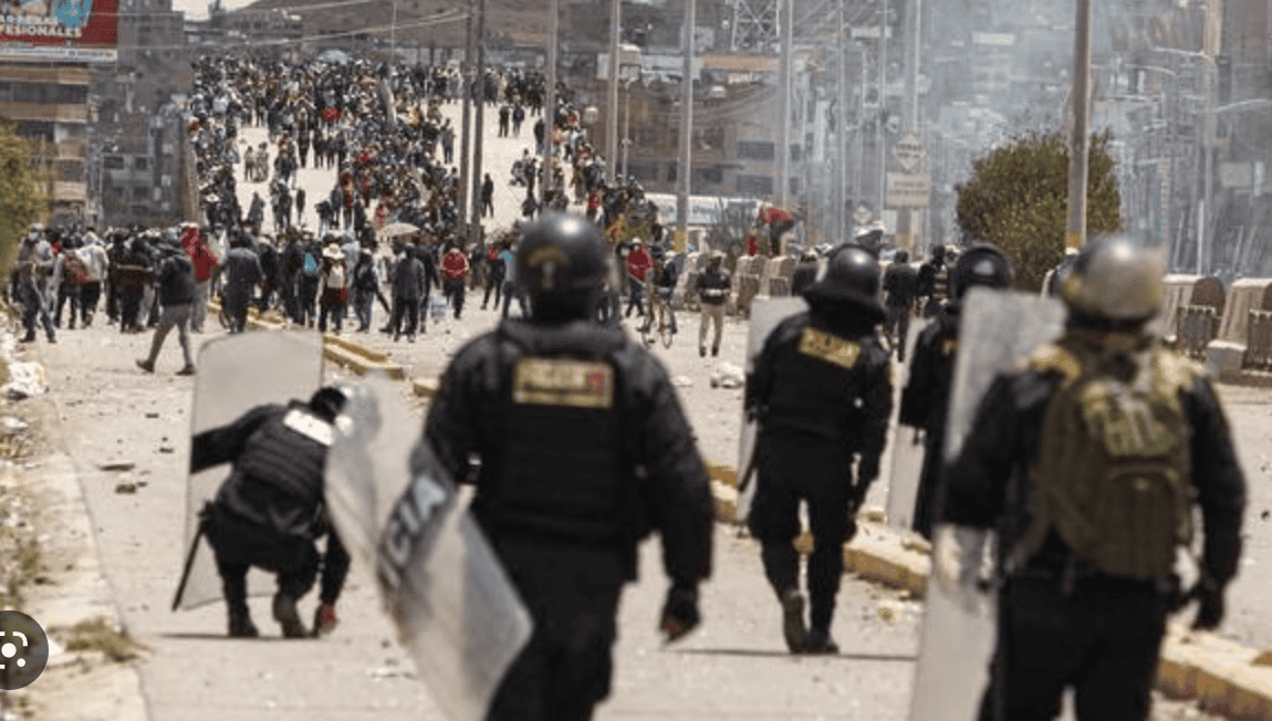 Soldados peruanos são arrastados por rio ao fugir de manifestantes