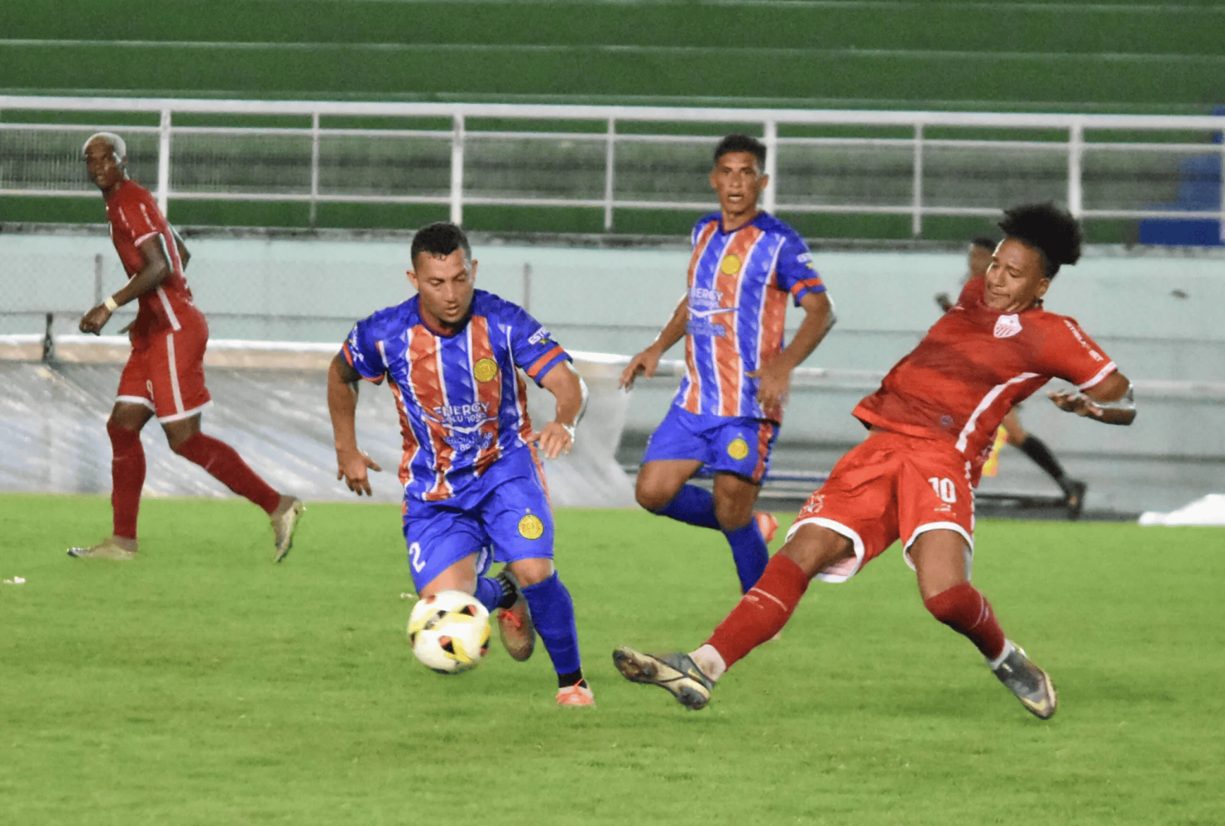 Rio Branco sofre, mas supera o Plácido de Castro na estreia do estadual