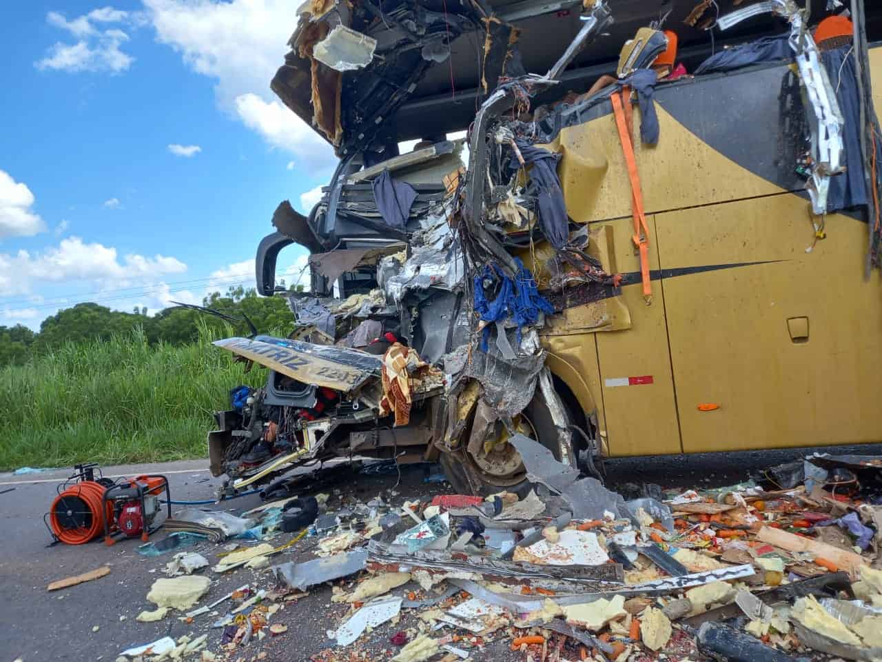 Ônibus com 39 passageiros colide e deixa 8 mortos no MT