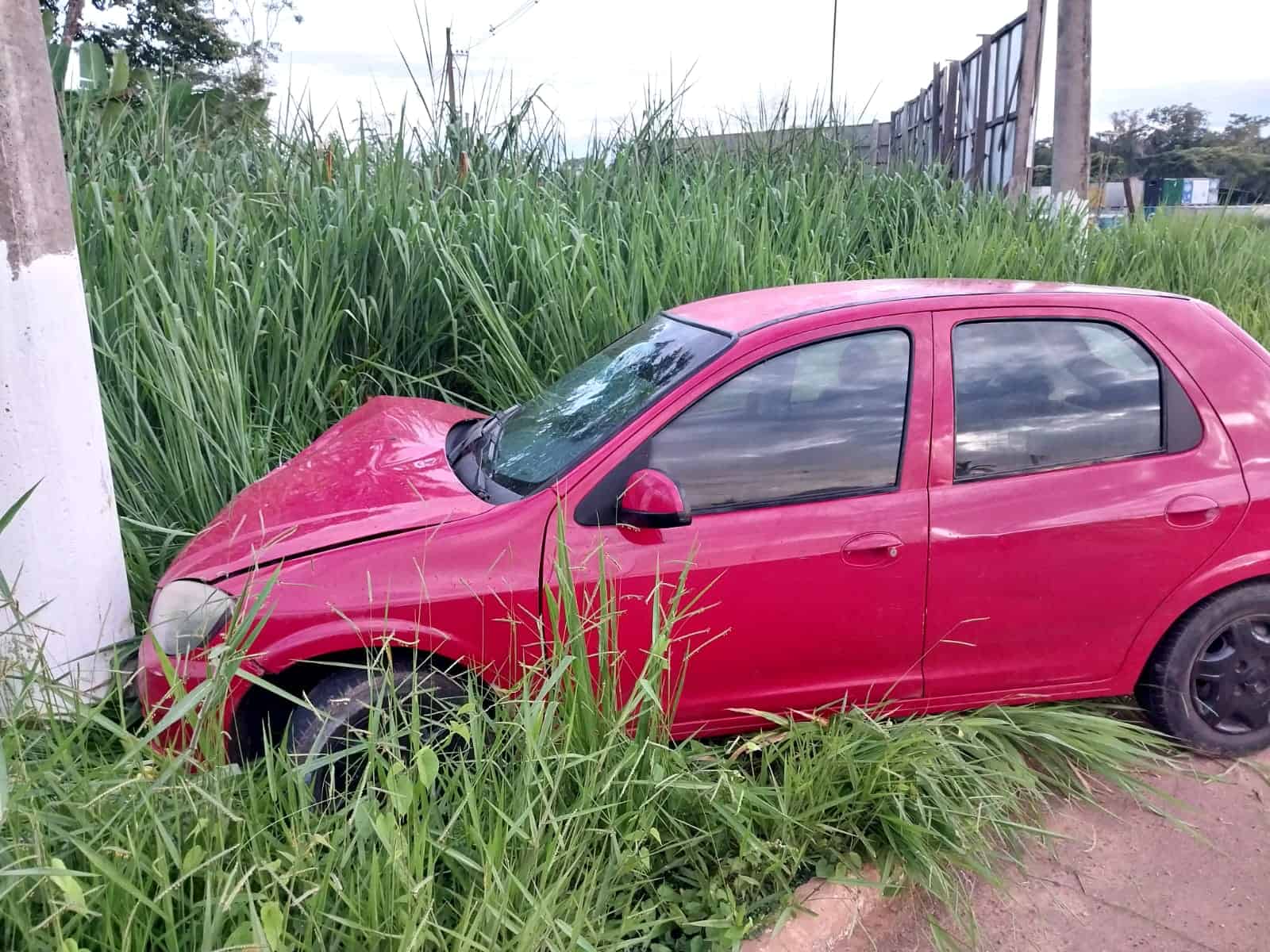 Genro pega carro de sogro e colide em poste no Distrito Industrial, na capital