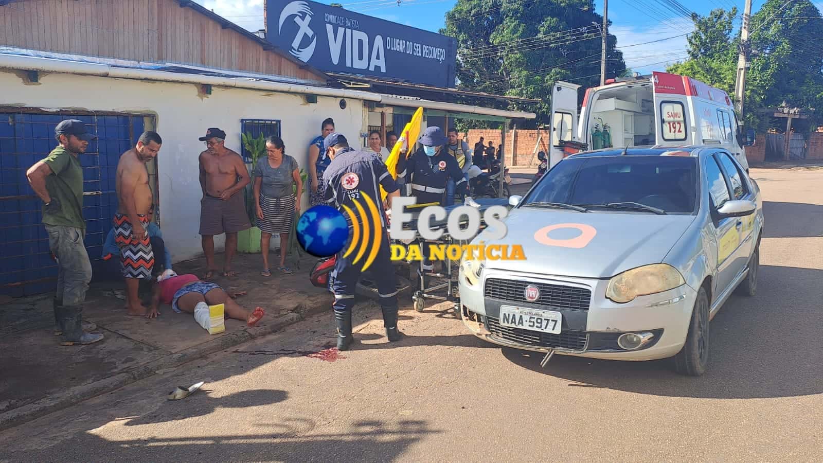 Colisão entre carro e motocicleta deixa mulher com fratura exposta
