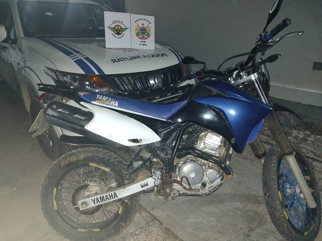 PM apreende arma, recupera motocicleta e captura foragido em Cruzeiro do sul