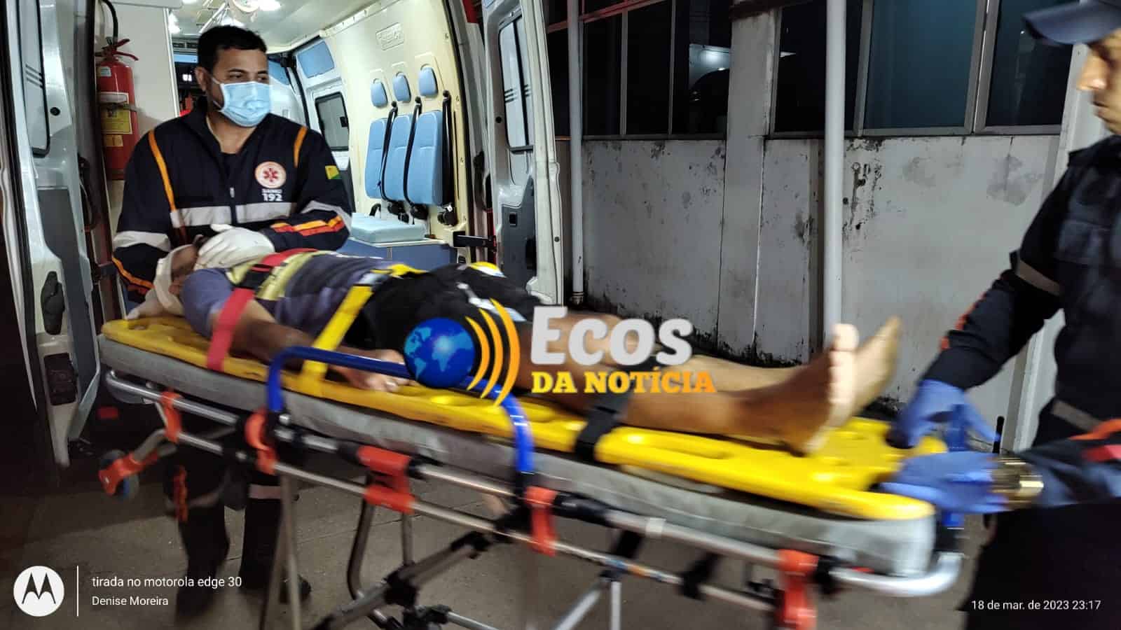 Jovem colide moto contra meio-fio, bate a cabeça e vai parar no PS