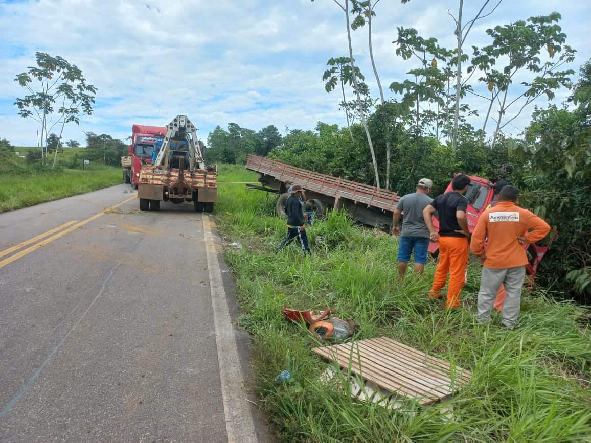 Caminhão cai em ribanceira na BR-364, próximo a Sena Madureira