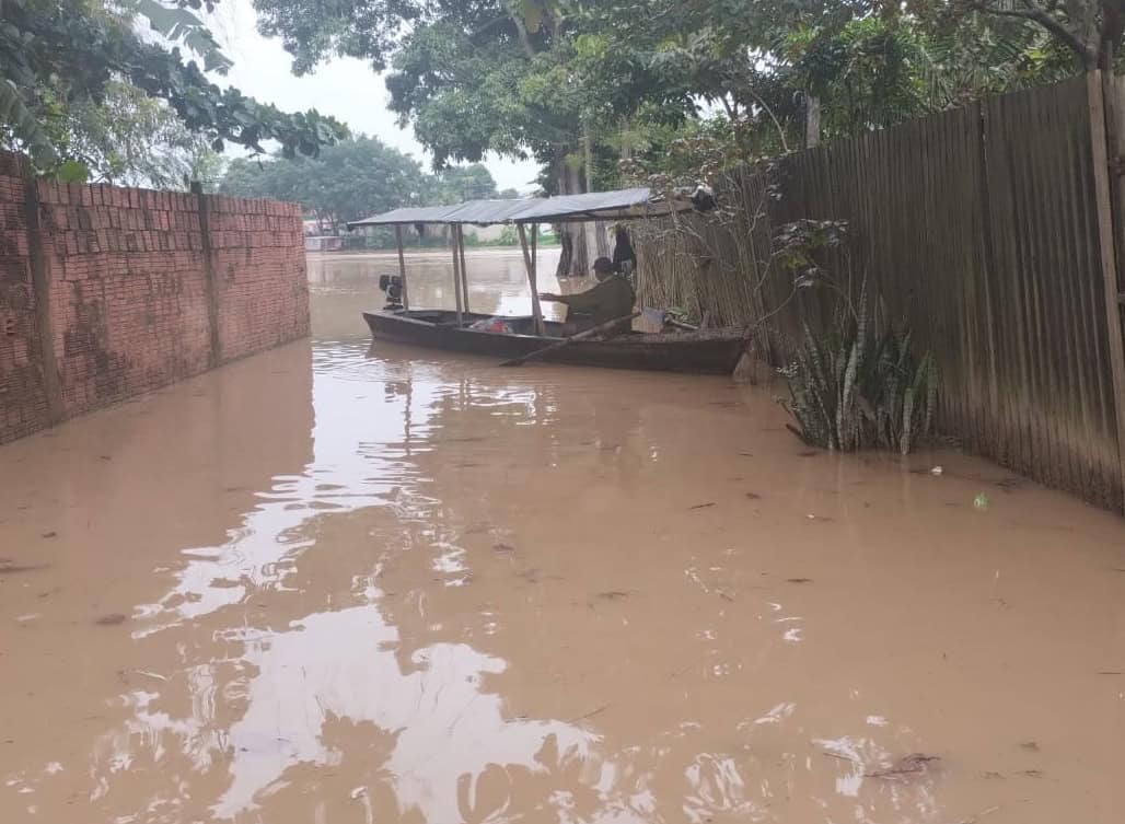 Águas começam a invadir o bairro 6 de Agosto.