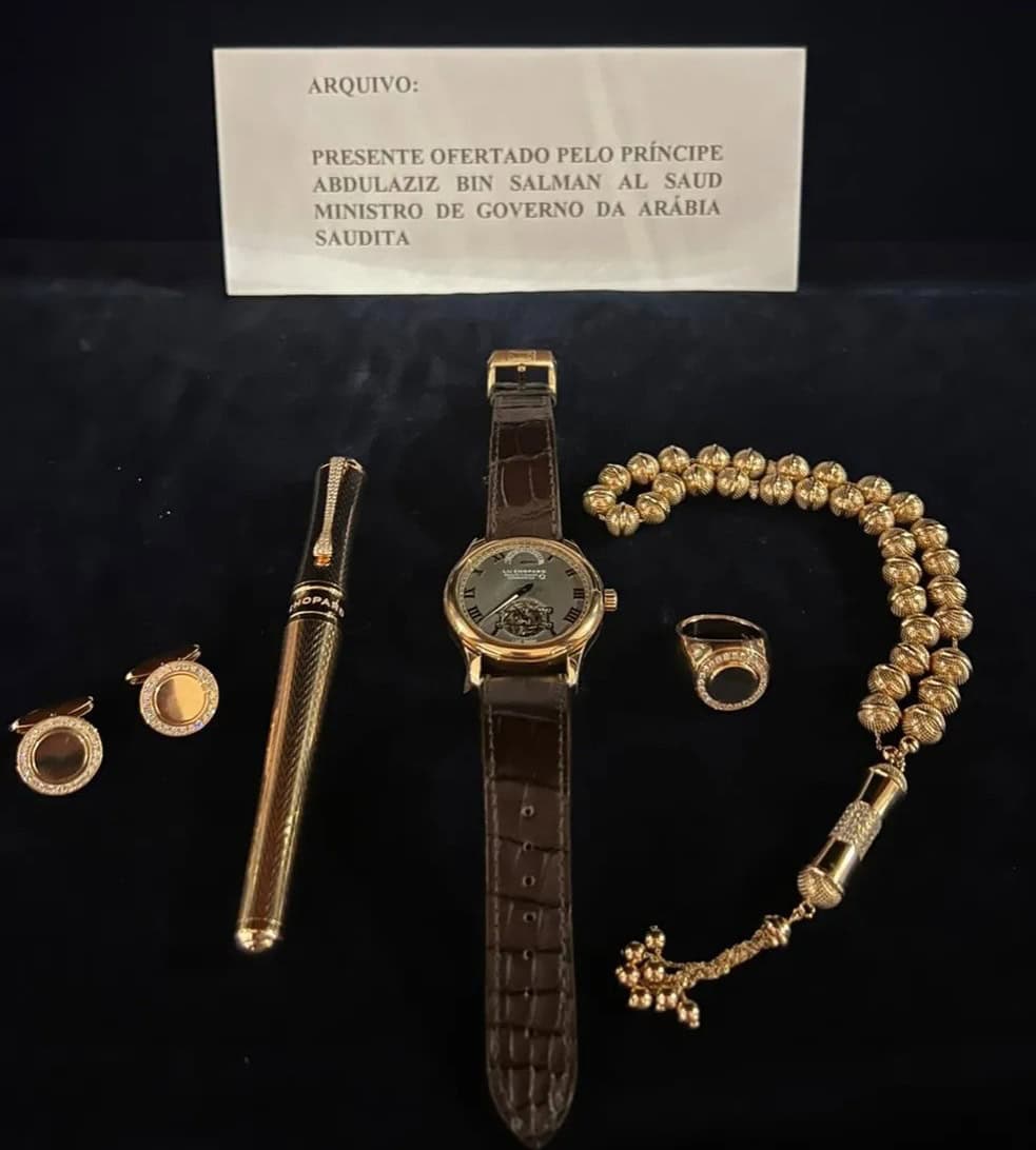 Defesa do ex Presidente Jair Bolsonaro entrega joias e armas em Brasília