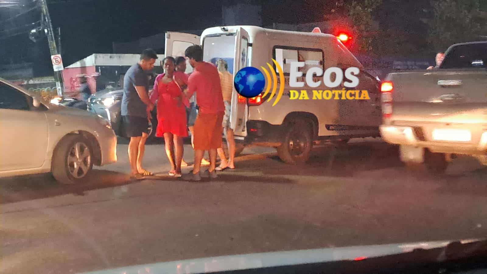 Ambulância que levava grávida e criança a hospital colide contra carro na capital