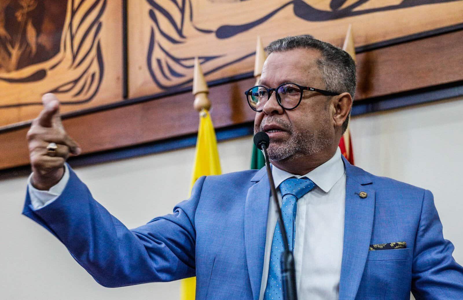 Deputado Afonso tenta minimizar operação e é chamado de caloteiro