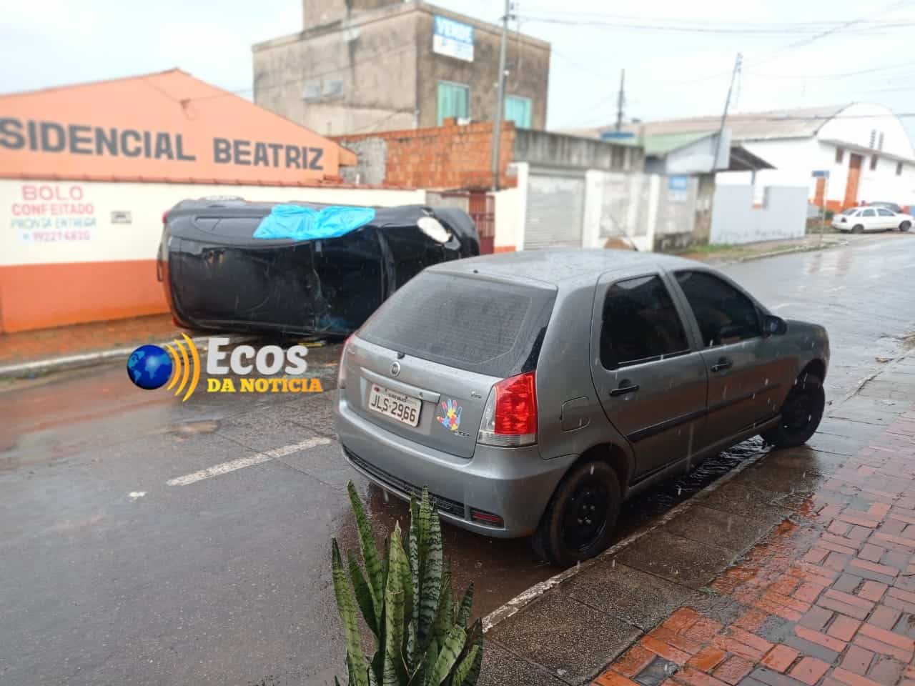 Mulher capota carro ao colidir contra veículo parado durante chuva na capital