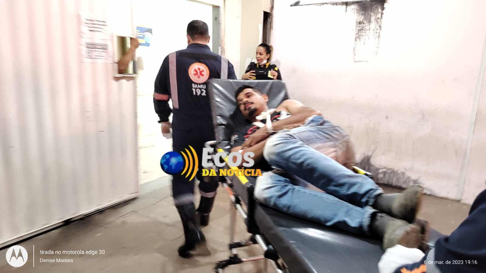 Motociclista cai de moto ao ser perseguido por cachorro