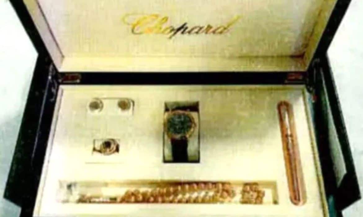 Bolsonaro pede que tribunal de contas fique com joias até decisão final