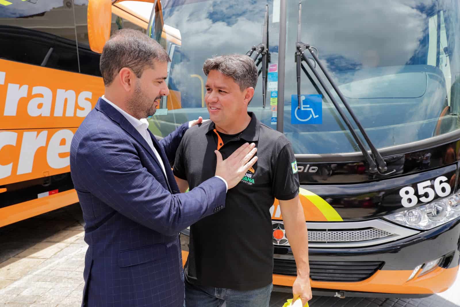 Deputado Nicolau Júnior prestigia apresentação de nova frota de ônibus da empresa Transacreana