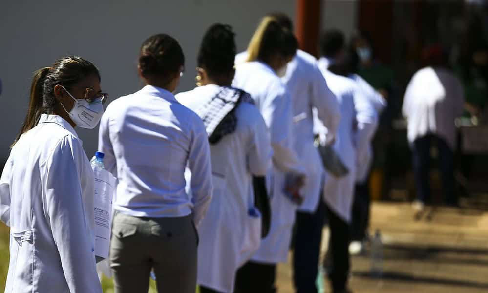 revalida_mcamgo_abr_100720211818-7 Médicos chegam ao local de prova para a segunda etapa do Exame Nacional de Revalidação de Diplomas Médicos Expedidos por Instituição de Educação Superior Estrangeira (Revalida) 2020, em Brasília.