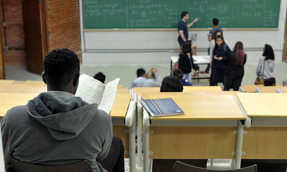 sala_de_aula UnB foi a primeira universidade federal a adotar sistema de cotas raciaisUnB reserva vagas para negros desde o vestibular de 2004Percentual de negros com diploma cresceu quase quatro vezes desde 2000, segundo IBGE