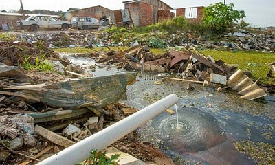A ocupacao 29 de Outubro, nos fundos do bairro Tatuquara, onde foi constatato que mais de cem criancas estao fora da escola. Alem disso a vila apresenta graves problemas de saneamento basico.