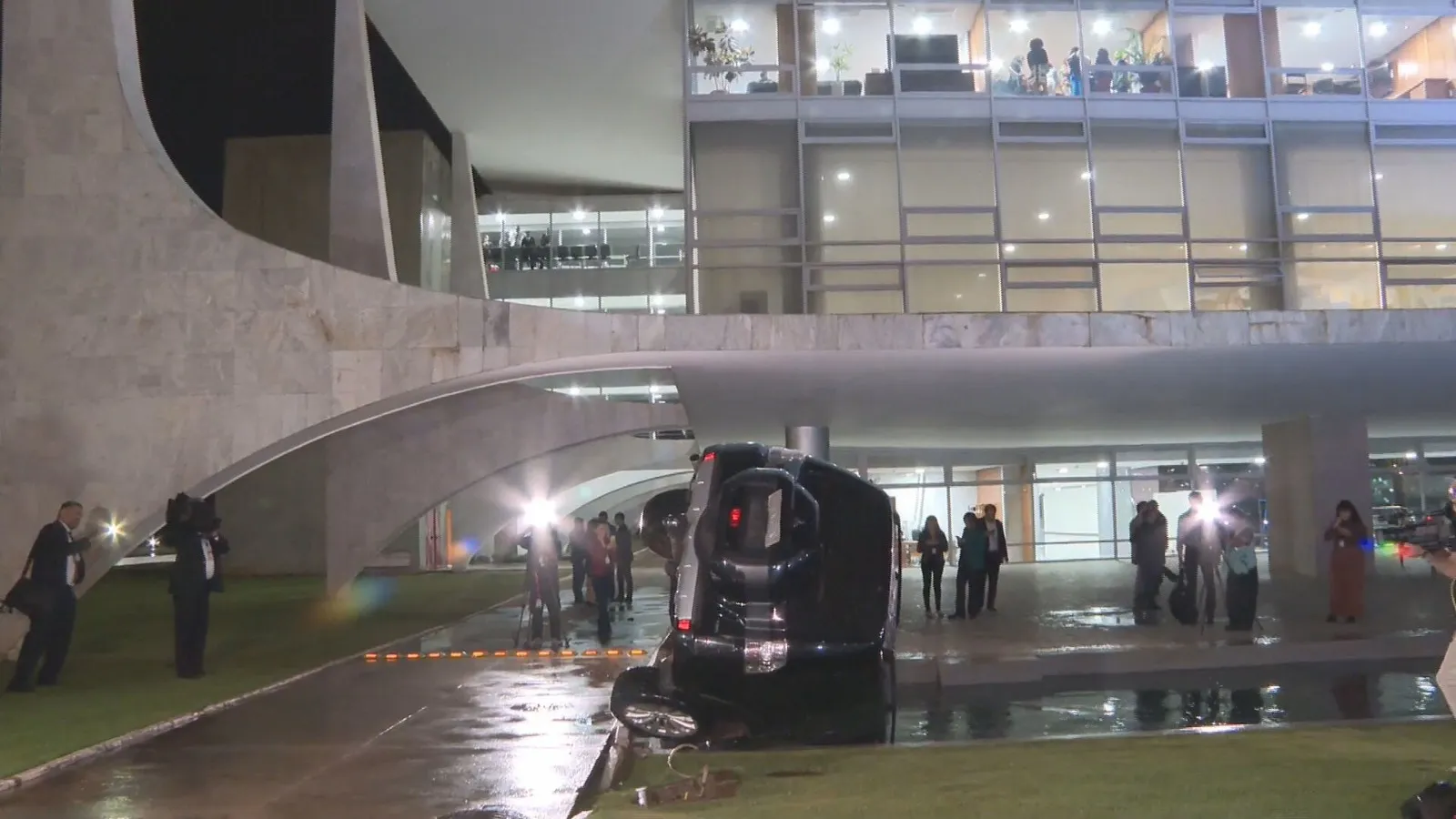 Motorista cai com carro no espelho d’água do Palácio do Planalto, em Brasília