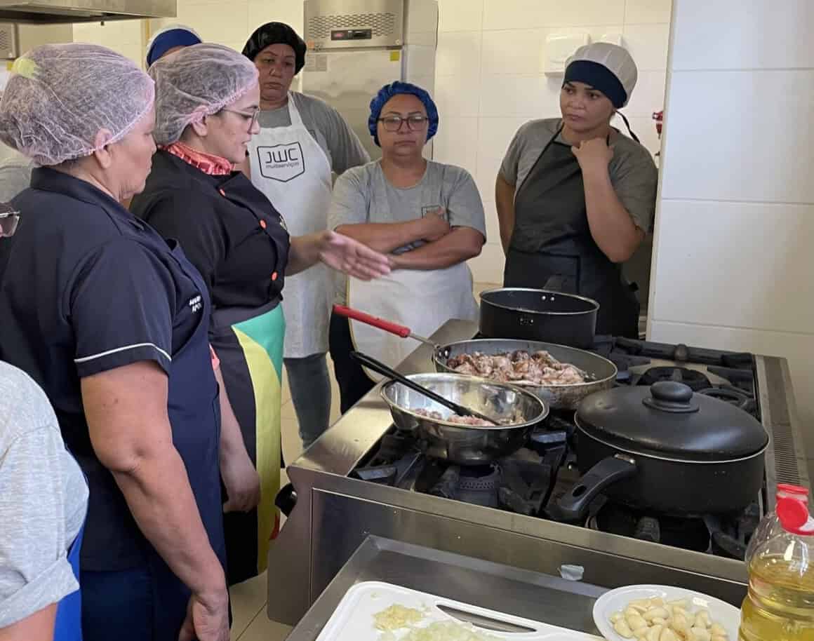 Ieptec oferta capacitação às cozinheiras de escolas militares