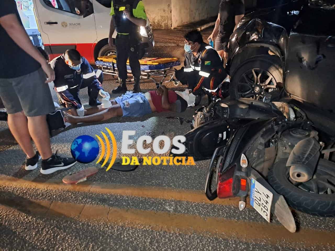 Motociclista fica gravemente ferido ao colidir contra caminhonete