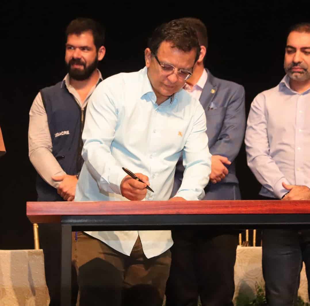 Gonzaga participa da posse de 60 servidores da saúde, em Cruzeiro do Sul nesta quinta