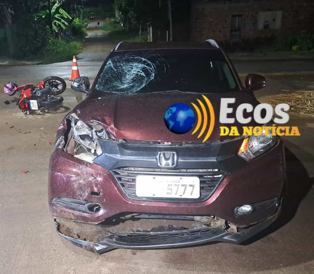 Colisão entre carro e moto deixa mulher com escoriações