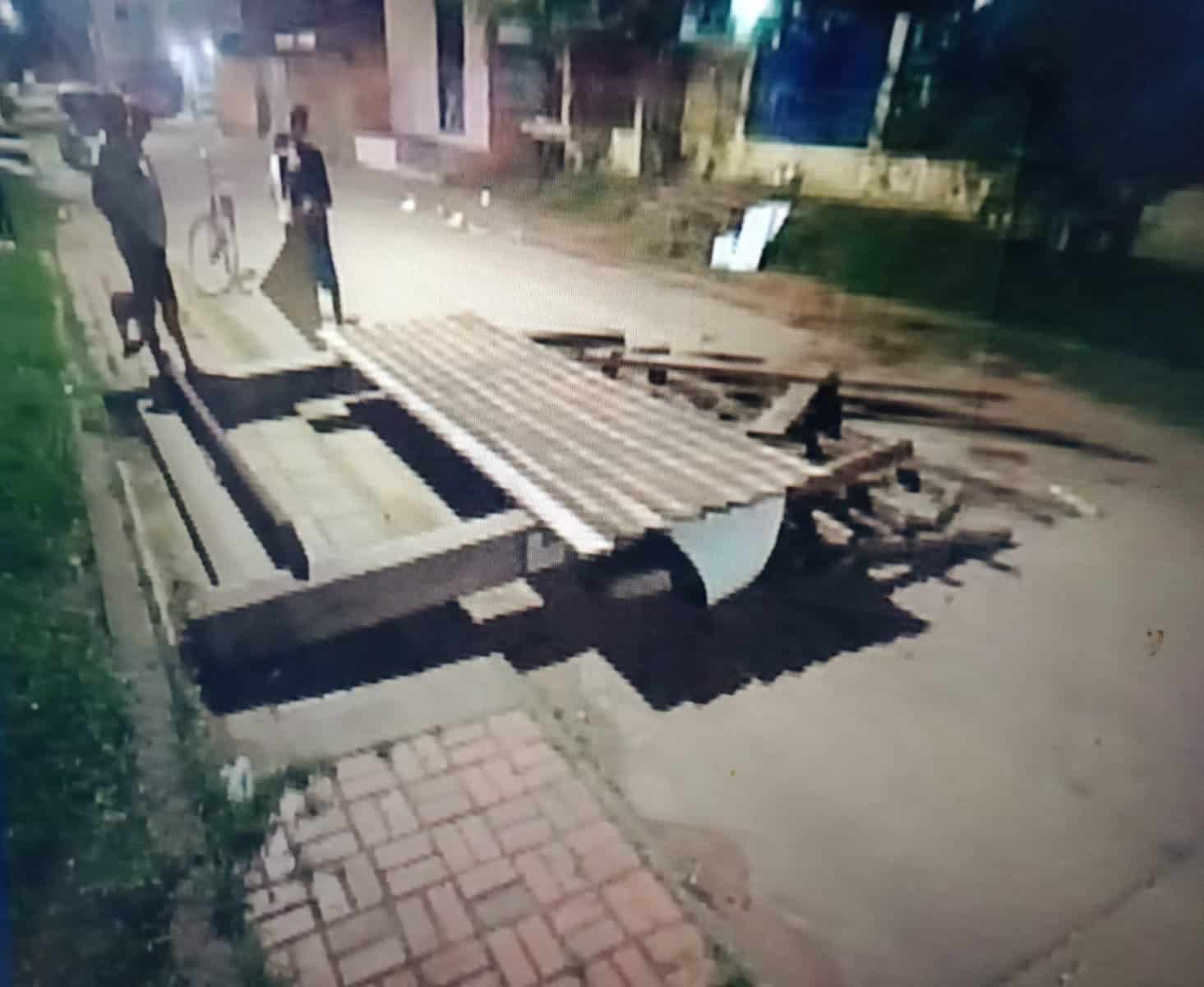 Ponto de ônibus é derrubado por vândalos que ameaçam moradores em Rio Branco