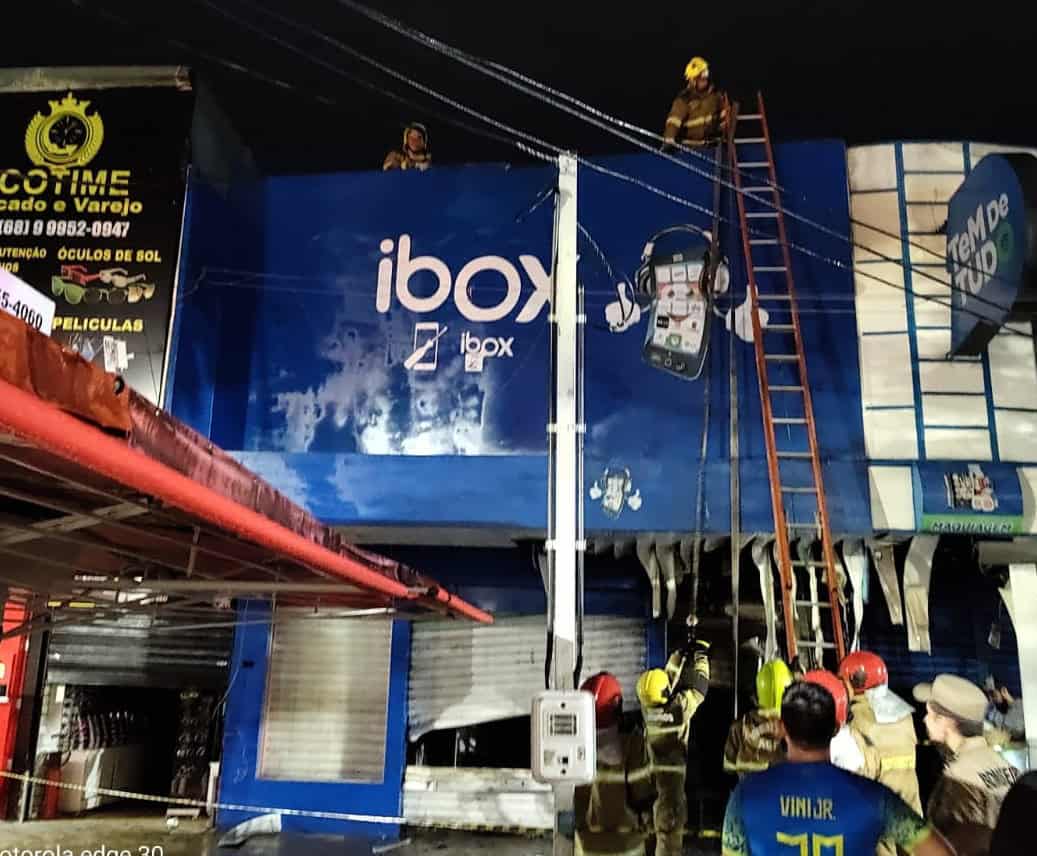 Incêndio atinge loja de celular no Calçadão da Benjamin Constant