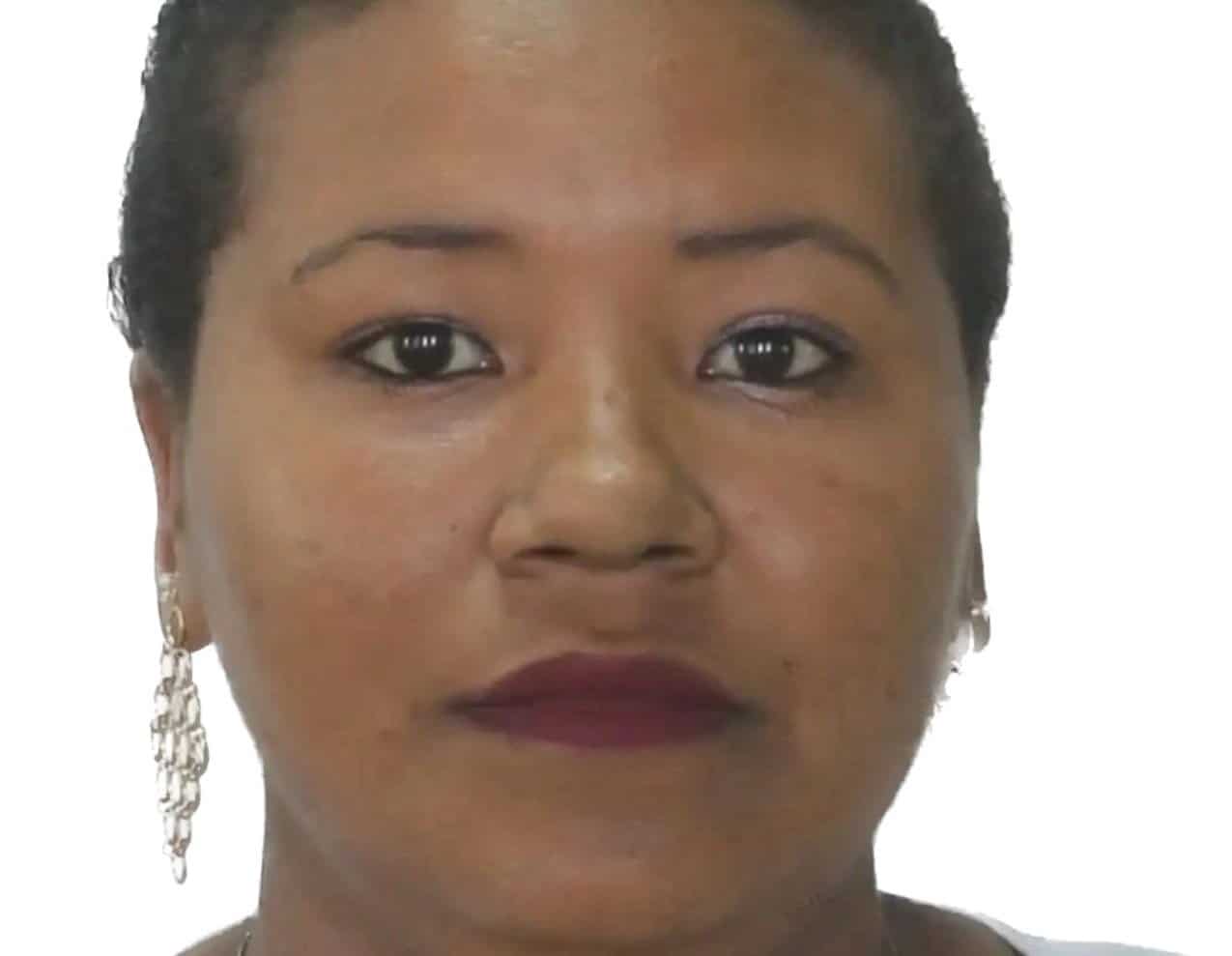 Mulher é alvejada com tiro na cabeça na porta de casa