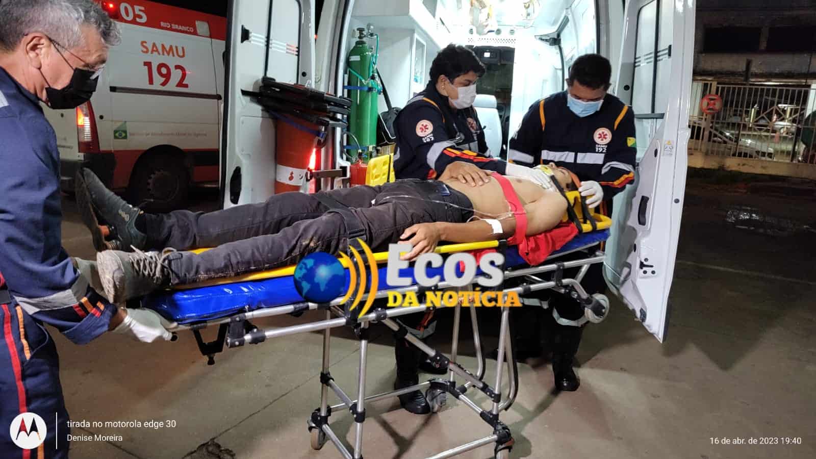 Entregador de aplicativo fica em estado grave em colisão de duas motocicletas