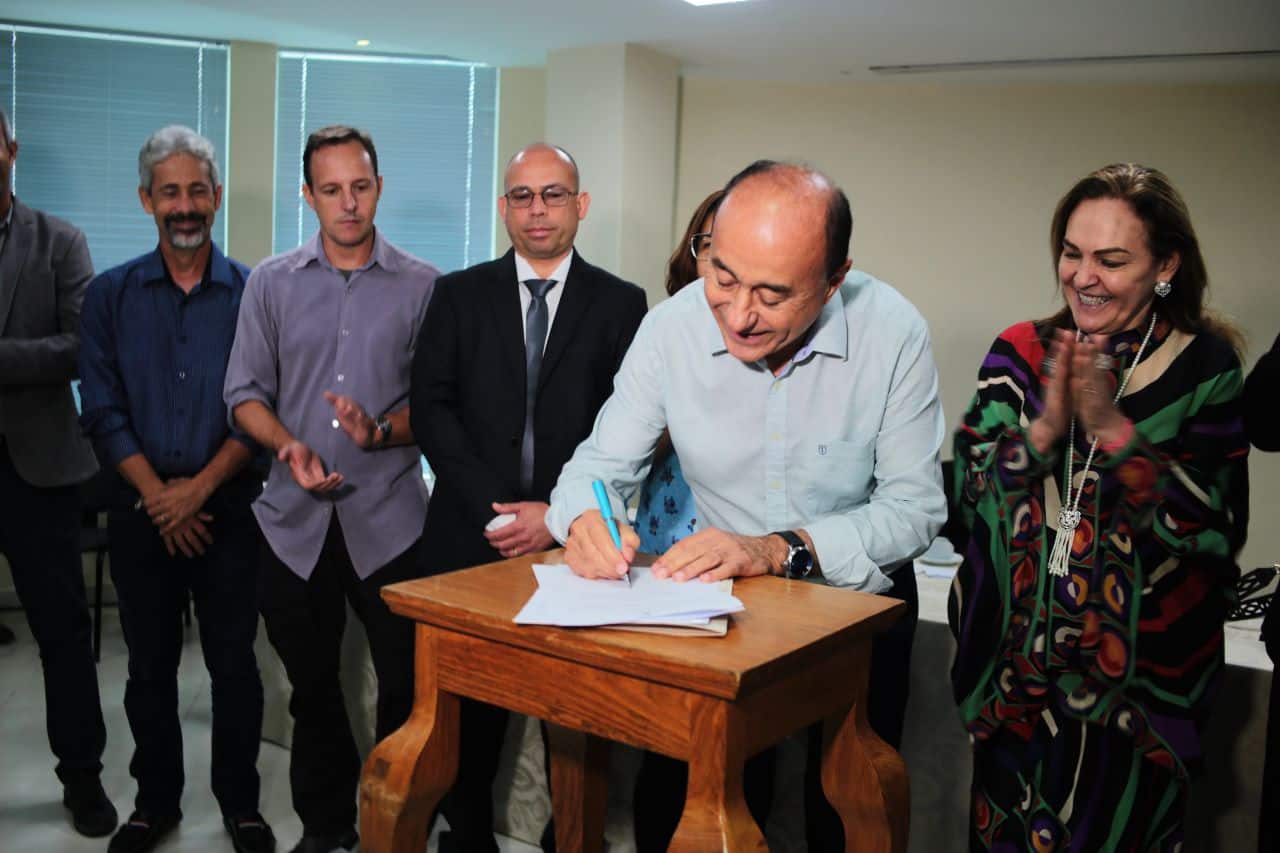 Prefeito assina projeto de lei para remunerar famílias que acolham crianças e adolescentes