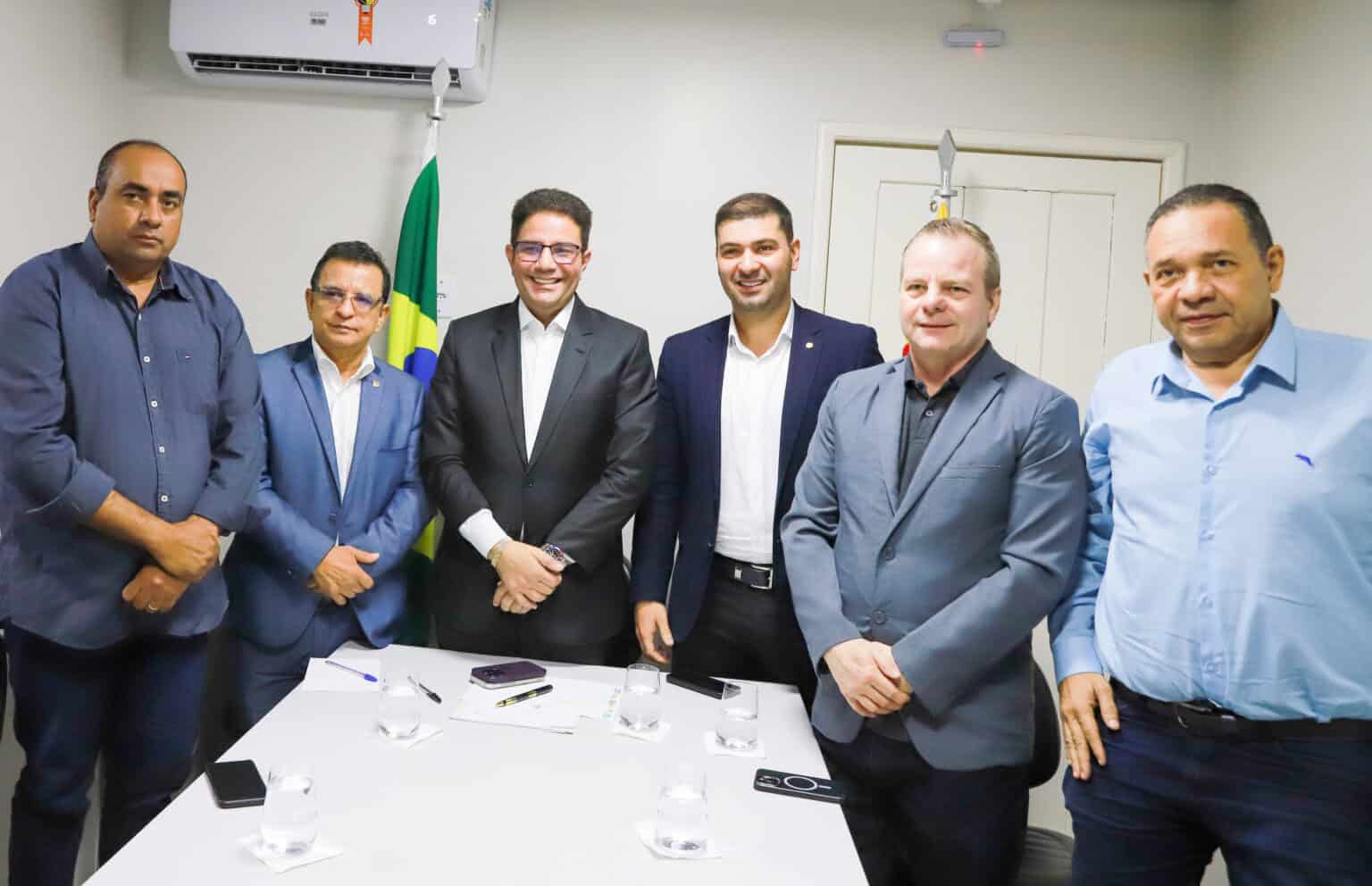 Gladson comemora durante assinatura da ordem de serviço de recuperação da BR-364