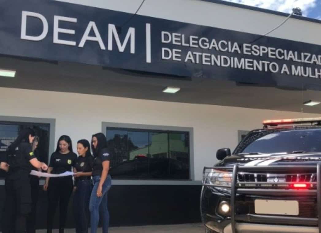 Homem tenta matar esposa grávida na frente do filho a tiro