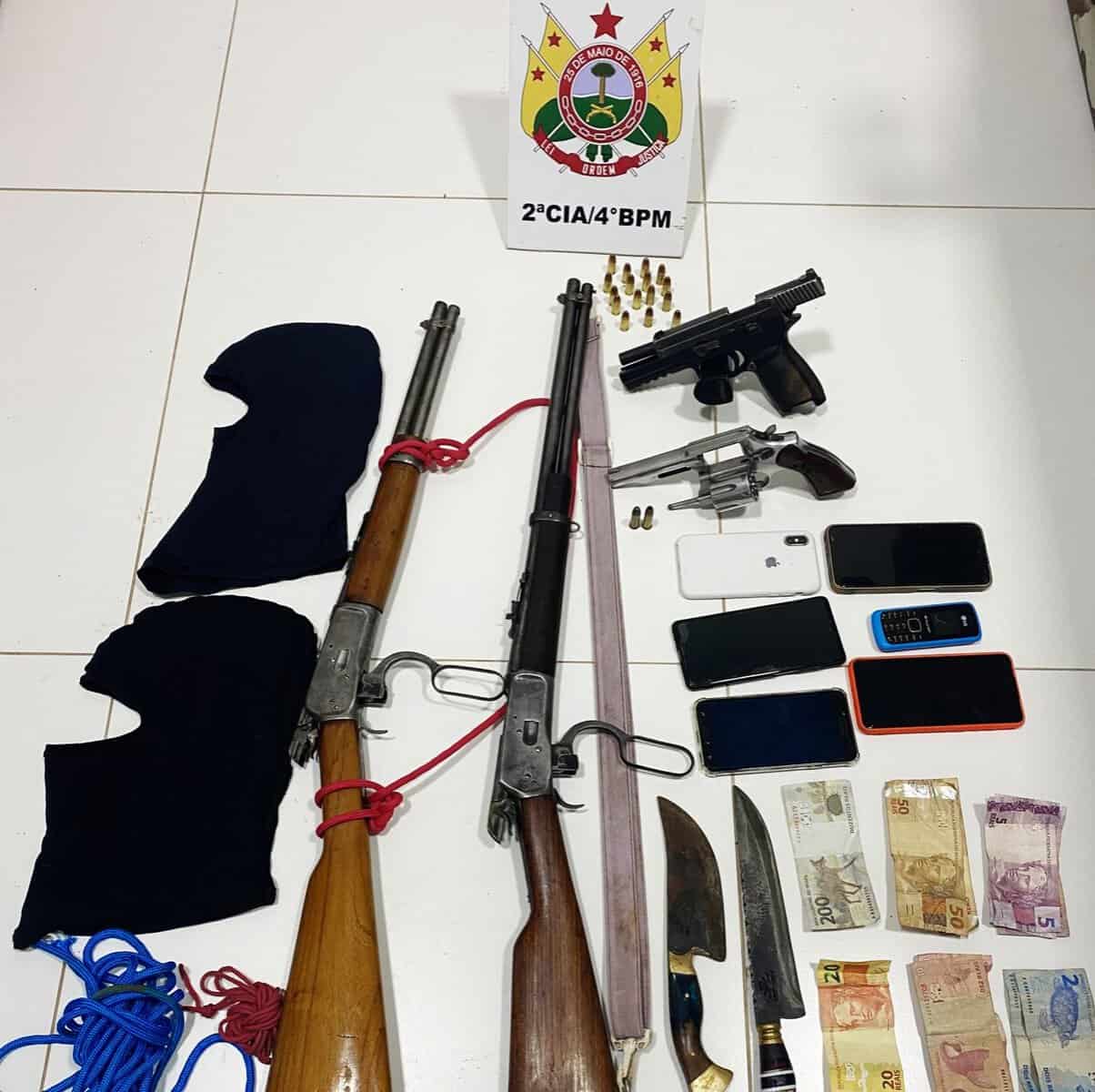 Bandidos invadem casa, fazem família refém e roubam 2 motocicletas