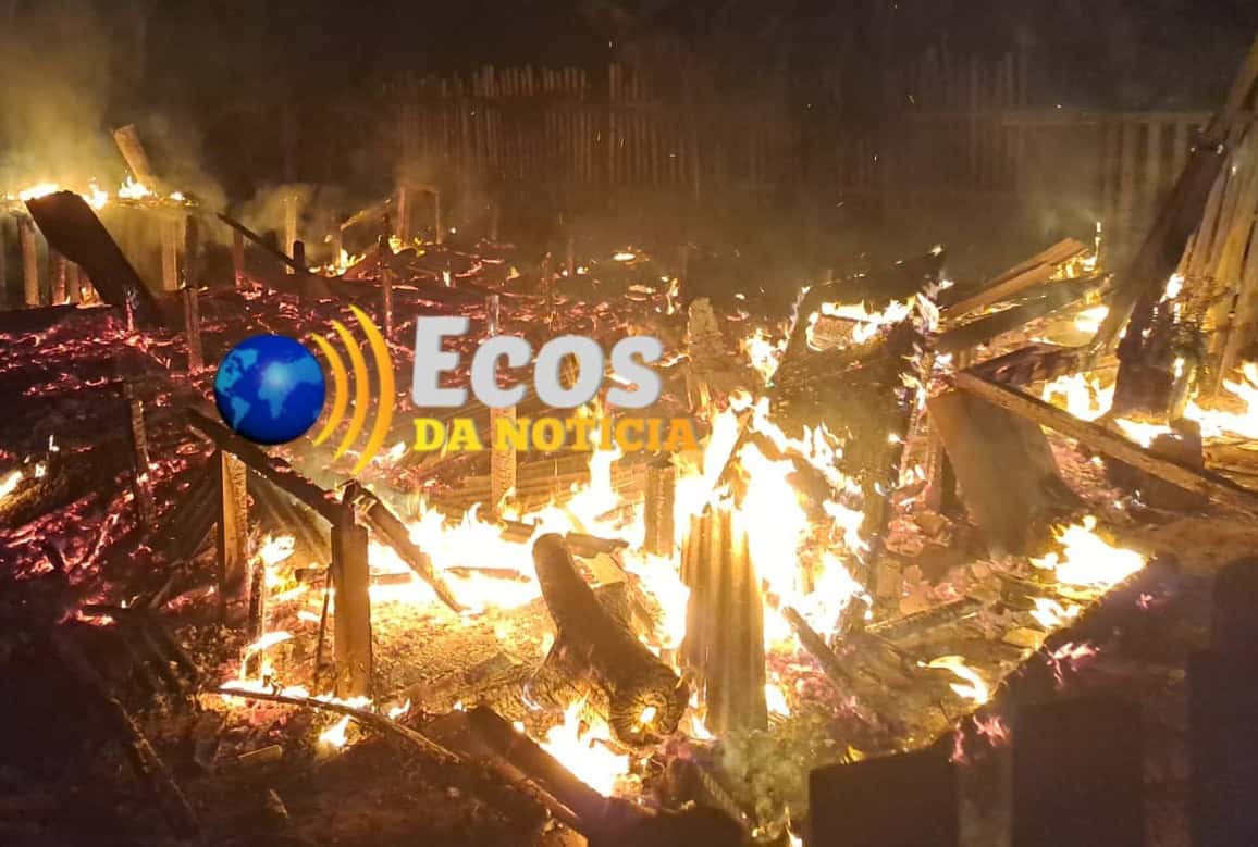 Residência é totalmente destruída em incêndio na Transacreana