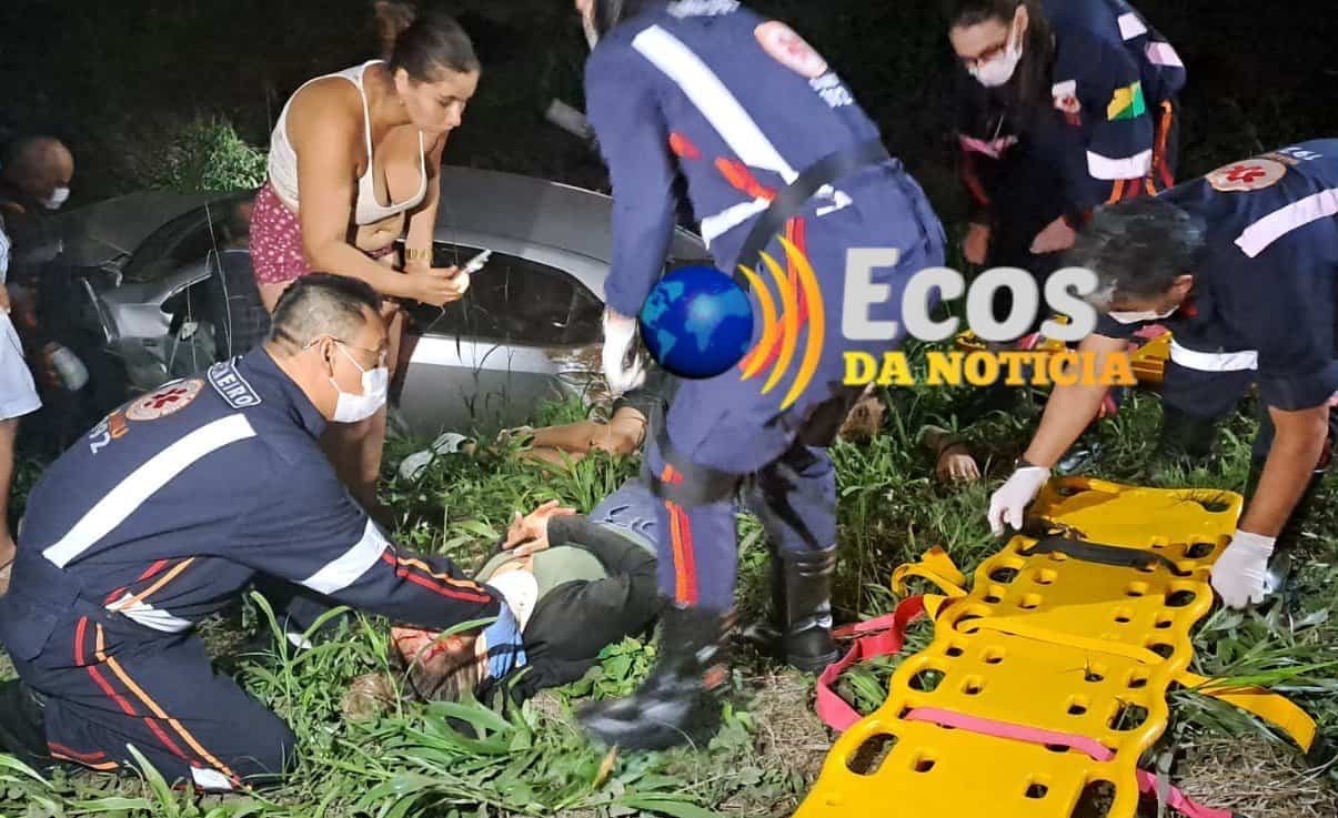 Veículo modelo Corolla capota e deixa três pessoas feridas em Rio Branco